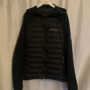PEAK CARDIGAN - Säljer nu denna svarta hybrid jacka från Peak Performance. Fint skick, omhändertagen. Perfekt under våren. Nypris ca 1800-2000kr. Pris kan givetvis diskuterat.