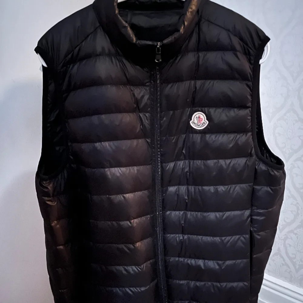 Här har vi en moncler väst som jag typ har använt 5 gånger funkar som ny och är i väldigt bra kvalite. Jackor.