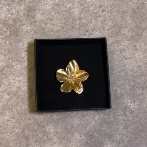 Blom ring - Jätte fin ring som är justerbar och rostar inte🌼