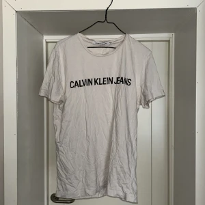 Calvin Klein T-shirt - CK t-shirt i använt skick