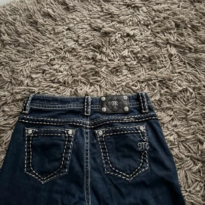Miss me jeans  - Ett par super fina miss me jeans i storlek 27 som skvätt är förstora, super skönt mjukt jeans  material