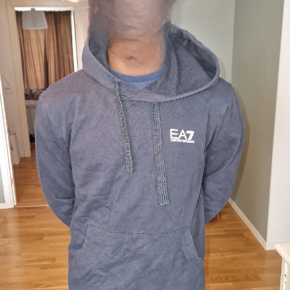 EA7 hoodie till salu. Denna EA7 hoodie är knappt använd och ser sprillansny ut. Skriv om intresserad.. Hoodies.