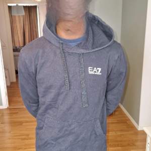 EA7 hoodie till salu. Denna EA7 hoodie är knappt använd och ser sprillansny ut. Skriv om intresserad.