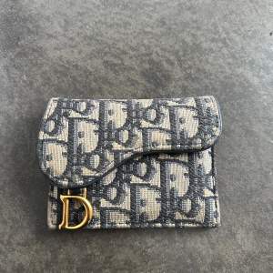 Säljer min fina Dior Saddle Plånbok. Inköpt på Dior i Berlin. Kvitto och låda finns. 