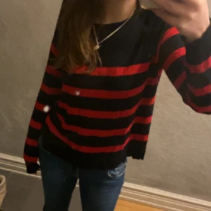 Zara tröja - Så cool zara tröja som är slutsåld. Säljer då den inte kommer till användning längre.