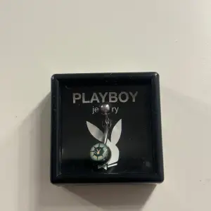 Playboy navelpiercing som är helt oanvänd inte ens testad! Toppen skick! Hör av dig vid funderingar☺️