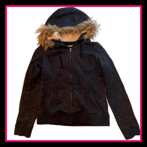 SÅLD - Jag säljer denna supermysiga zip-up hoodie med päls luva! Fint skick! Skriv gärna vid frågor eller fler bilder!💗
