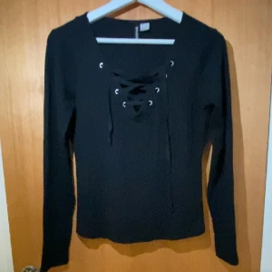 Tröja med snörning - Jättebra skick! Storlek M