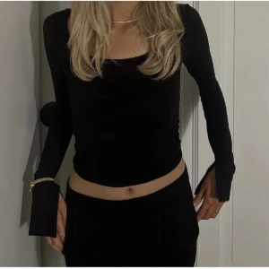 topp med slits i armen - super bra kvalitet, jätte söt och användbar