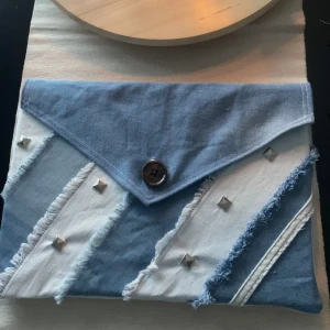 Datorfodral  - Handgjort datorfodral av 100% återvunnet material. Perfekt för dig som gillar praktiskt men ändå vill hålla stilen uppe. Funkar även till iPads. 🩵 mått: längd 33 cm, höjd 25 cm