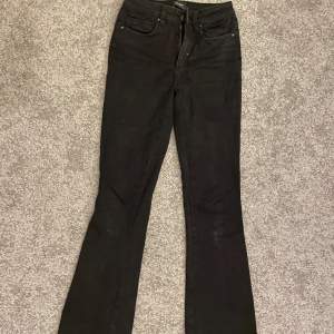 Svarta bootcut jeans från Only, bra skick, storlek xs/30. Pris kan diskuteras 