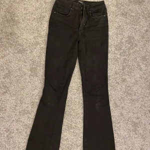Svarta Bootcut jeans  - Svarta bootcut jeans från Only, bra skick, storlek xs/30. Pris kan diskuteras 