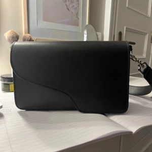 ATP väska  - Säljer denna skit snygga ATP väskan som inte kommer till användning!!passar till allt🥰🥰🥰