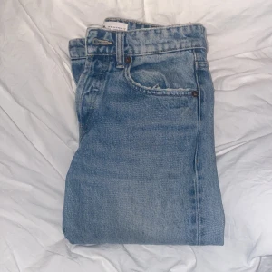 jeans - superfina ljusblå jeans från zara, nyskick.😙 hör av er vid frågor. pris går självklart att diskutera💘