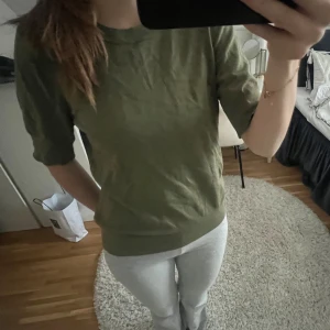 Stickad tshirt  - Stickad tshirt i nyskick, pris kan diskuteras!