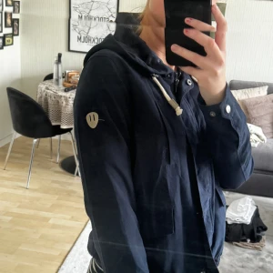 Only vår jacka - Super fin mörkblå och skön jacka ifrån Only, säljer den pågrund av att ja inte använder den längre. 
