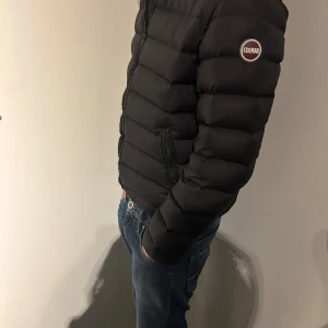 Colmar jacka  - Hej jag säljer en nästan helt ny Colmar jacka den har används 5 gånger men är i väldigt bra skick, säljer den här Colmar jackan på grund av att de har blivit för liten, ny pris 4500kr