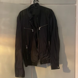 Äkta dolce gabbana jacka - Äkta dolce Gabbana jacka aldrig använd skick10/10 pris går att diskutera vid snabb affär passar M/L