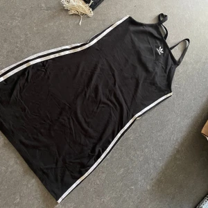 Ny adidas klänning  - Ny med prislappen, 510 på Boozt, storlek S, perfekt för promenad