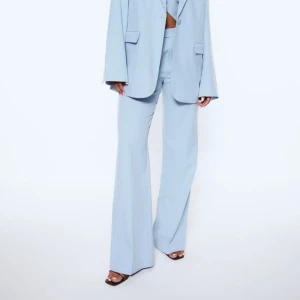 Kostymbyxor från Lojsan Wallins kollektion  - Lånade bilder, skicka ett meddelande så skickar jag egna bilder. Kostymbyxor från Lojsan Wallins kollektion för NAKD. Slutsålda på hemsidan. Nyskick. Köparen står för frakten. 