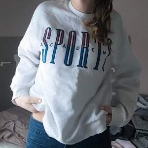 Cool sweatshirt som man kan ha till vardags eller slänga över efter träningen. Köpte på gina för något år sen men har inte kommit till användning. Jag är 176 lång och har märkt att ärmarna är lite korta på mig när man sträcker sig💗💗