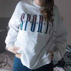 Sweatshirt - Cool sweatshirt som man kan ha till vardags eller slänga över efter träningen. Köpte på gina för något år sen men har inte kommit till användning. Jag är 176 lång och har märkt att ärmarna är lite korta på mig när man sträcker sig💗💗