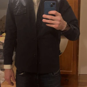 John Henric overshirt - Säljer en riktigt fet overshirt perfekt till våren - storlek M - skick 9/10 inga defekter!