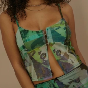 Urban Outfitters Mesh top!! - Använd ”köp nu”❣️Grön mesh topp perfekt för fester o så sjukt cool!! Aldrig varit så snygg på digitala kamera bilder som med denna😭🫶