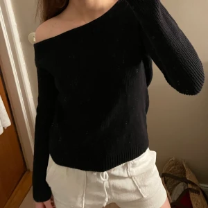 Off shoulder tröja - Super snygg off shoulder tickad tröja! Aldrig använd ❤️