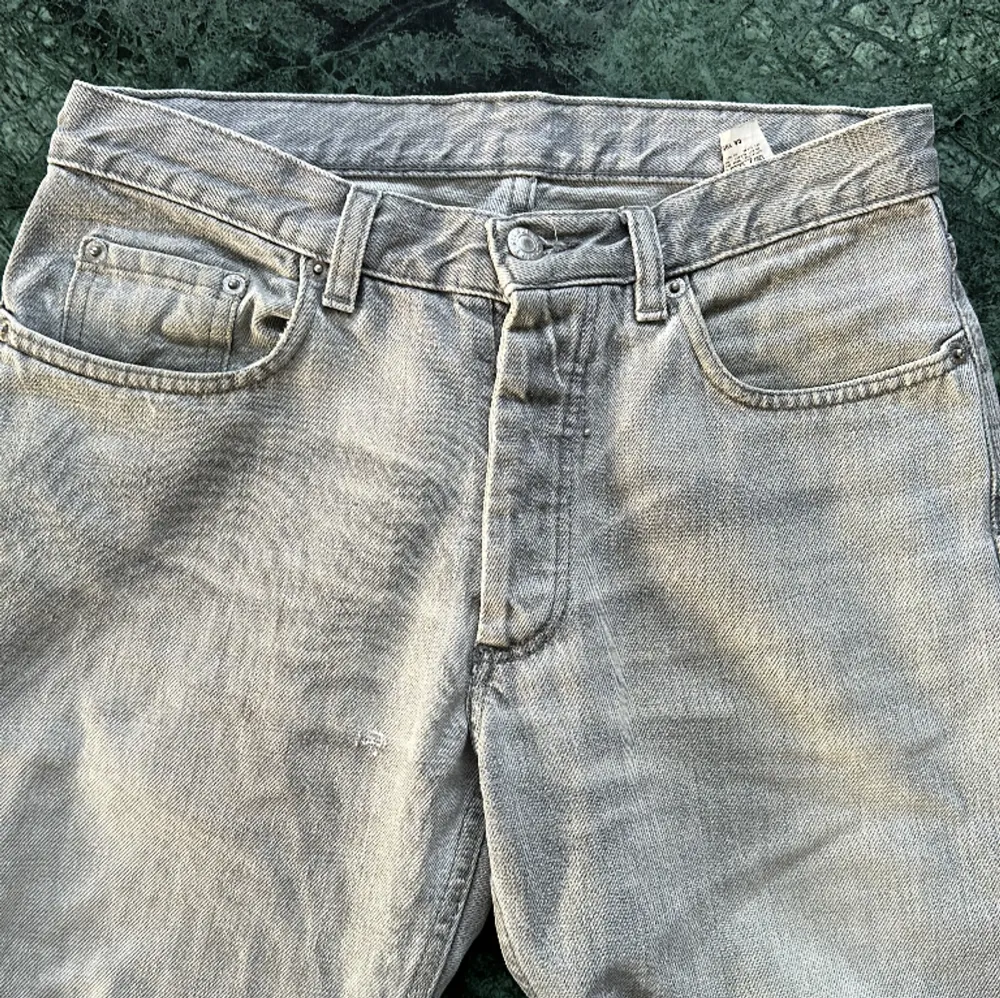 Säljer ett par skit feta Helmut Lang jeans för ett riktigt bra pris. Storlek 28. Skulle säga att dom är slim/straight fit. Made in italy. Inga defekter . Jeans & Byxor.