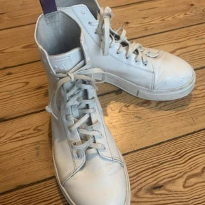 Eytys vita 43 - Skor, stl. 43, Herr Underbara eytys med med tjock värmande plös i praktiskt vattenavstötande material. Tjock rejäl sula och lätta att ta på och av. Vita och ascoola!!  Säljs pga för små:) 