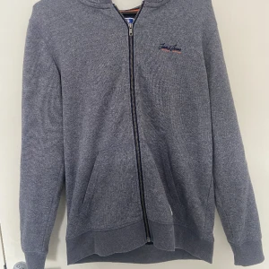 Jack & Jones Zip Hoodie - Tja, säljer nu en fin zip hoodie ifrån Jack & Jones. Skriv gärna vid funderingar eller prisförslag. Priset är inte ristat i sten👍