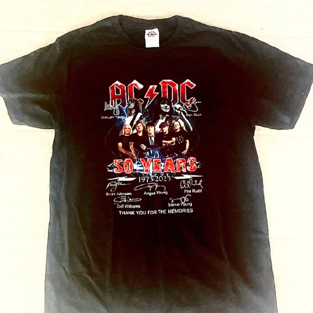 En AC/DC T-shirt, storlek M  Skriv för frågor :). T-shirts.