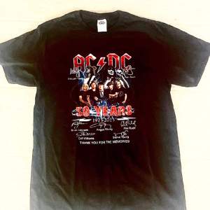 En AC/DC T-shirt, storlek M  Skriv för frågor :)
