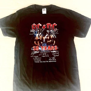 AC/DC T-shirt - En AC/DC T-shirt, storlek M  Skriv för frågor :)