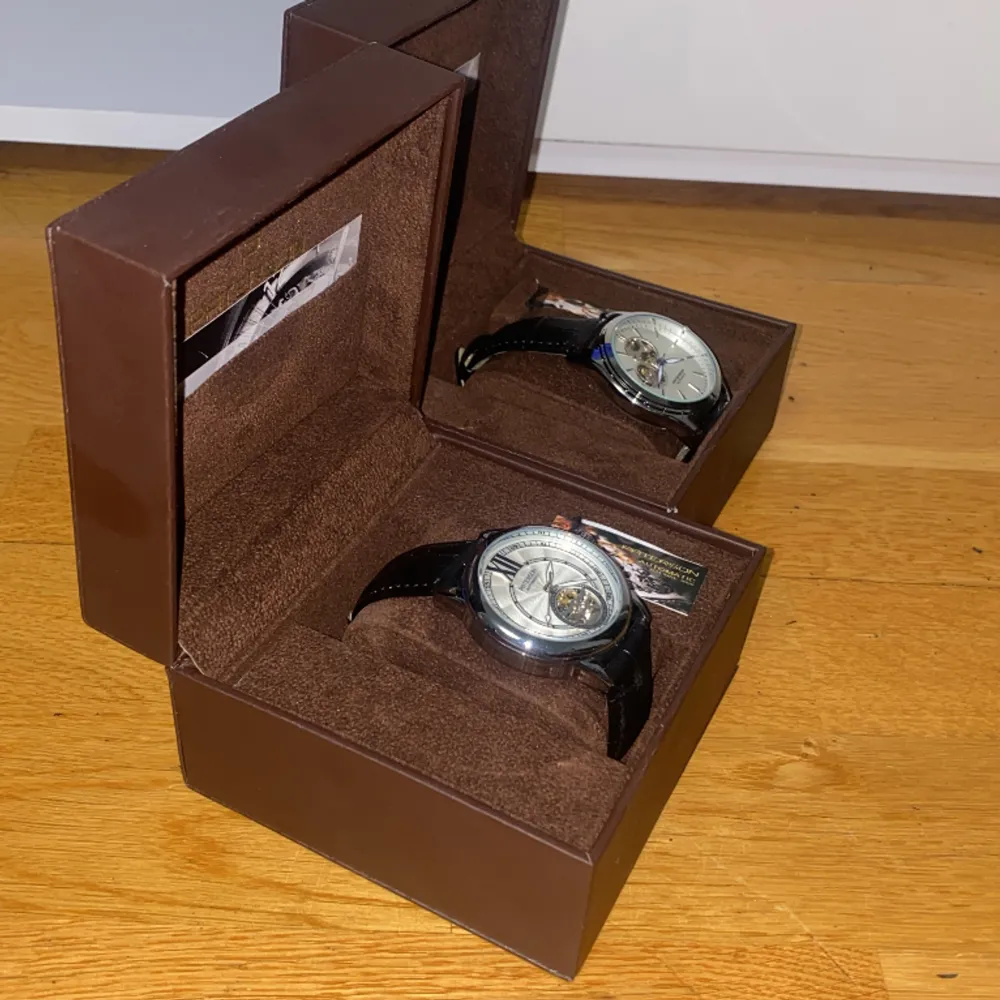 Säljer 2 paterson klockor helt oanvända min pappa hämta dom från Italien jag hjälper han sälja, riktiga priset på dom är 3000kr. Accessoarer.