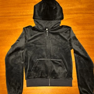 Juicy couture tröja - Marin blå  Mycket bra skick Byxor finns i annan annons 