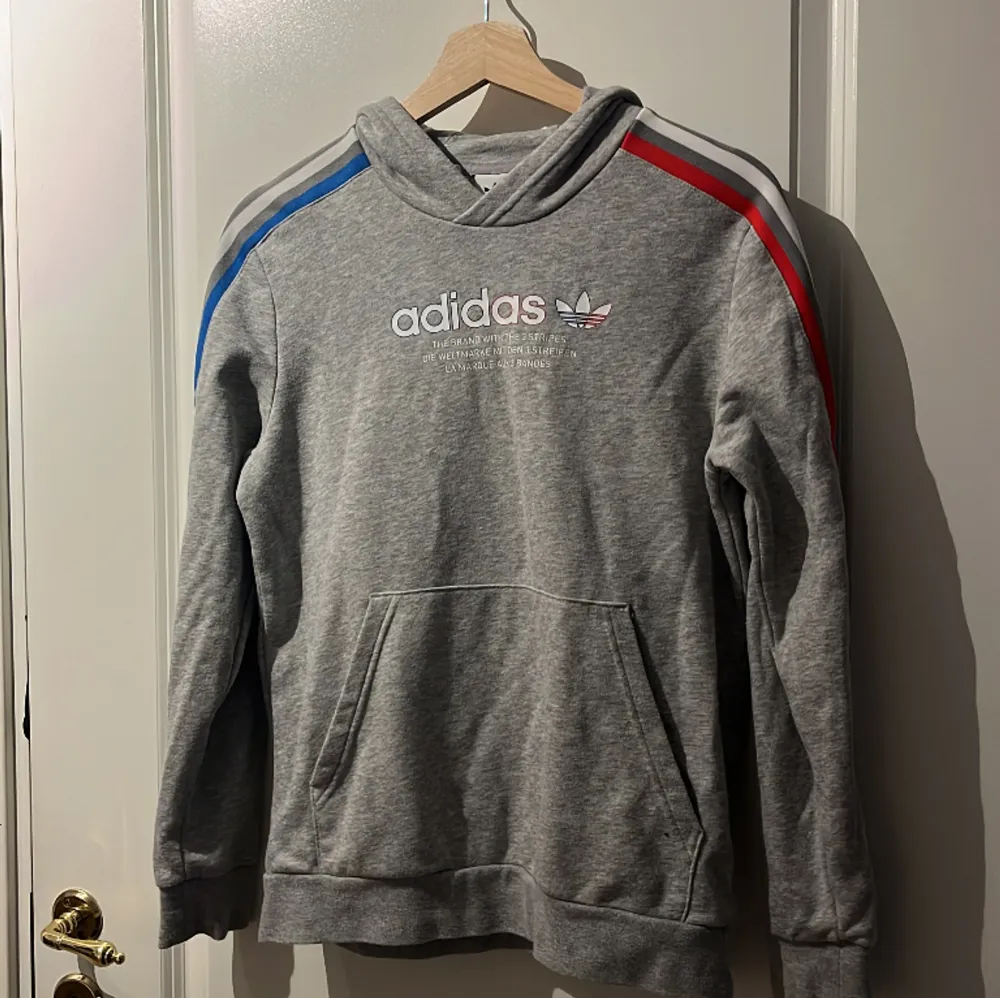 Grå Hoodie från adidas i storlek 164 i fint skick!. Hoodies.