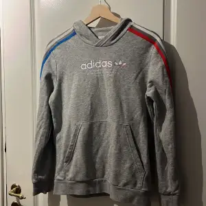 Grå Hoodie från adidas i storlek 164 i fint skick!