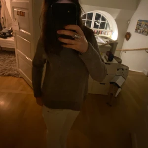 Söt stickad grå tröja - Säljer denna jättesöta stickade gråa tröja eftersom jag har flera liknande  Skriv för fler frågor❤️
