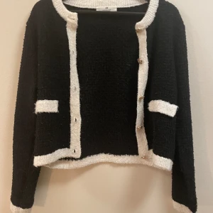 kofta - nu säljer jag den här fina och trendiga koftan från hm för att den inte kommer till användning. på bilden ser den ganska hårig ut men jag kommer tvätta den innan. den är i fint skick och har inga defekter 💗