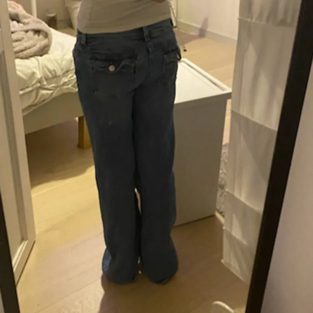Jätte fin jeans från Gina tricot i storlek 158 barn som är svåra att få tag i. För fler frågor och bilder kom privat❤️(säljer åt min syster). Jeans & Byxor.