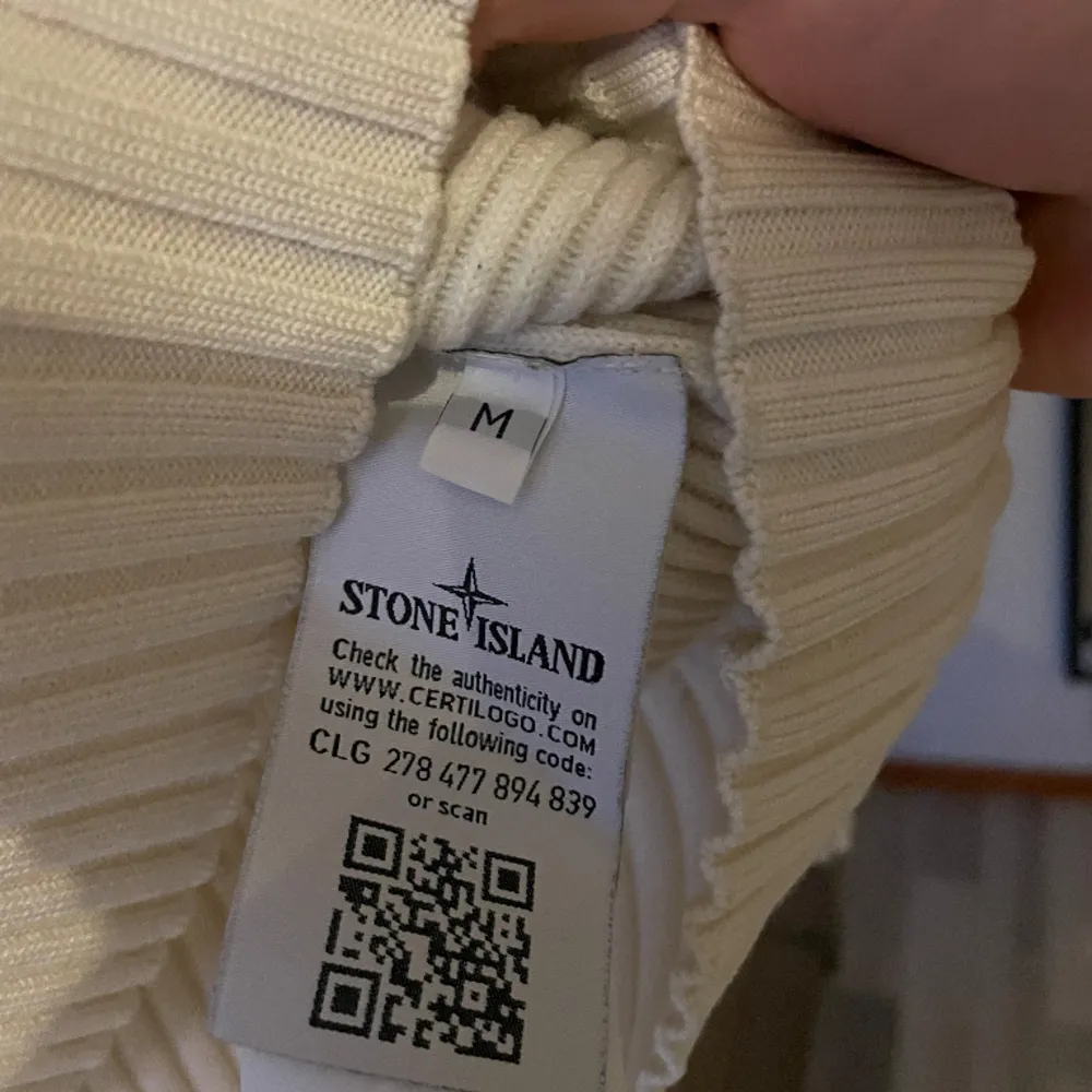 Säljer min stickade sweatshirt från Stone Island i fint skick. 🌟  Storlek M men sitter mindre. Enligt mig sitter den som S/XS!  Nypris på denna är 4000+ . Tröjor & Koftor.