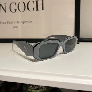 PRADA SYMBOLE GREY SUNGLASSES - Köpta från Miinto i juli förra året, väldigt snålt använda. Perfekta sommarbriller till solen men var desverre lite för stora för mitt lilla huvud :)  Allt följer med, låda, kvitto och hela paketet. Nypris över 3000kr 💰