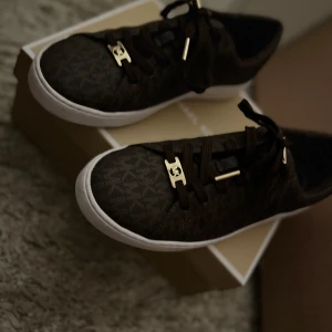 Michael kors sneakers  - Helt nya sneakers från Michael kors har endast använt engång, köpt för 1500kr Priset går att diskuteras vid snabb affär 