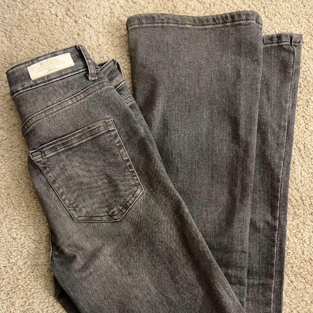 Gråa, utsvängda jeans från Only i storlek S. Gott skick. Hittar inte på hemsidan längre. Hör av dig om du har några funderingar. . Jeans & Byxor.