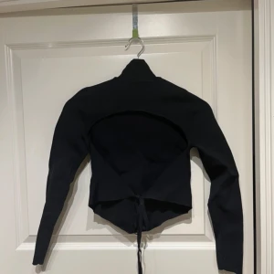 Långärmad tröja med bar rygg - Jättefin långärmad tröja med bar rygg.