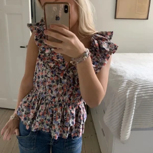 Volang blus - Säljer min så så så fina blus! Passar perfekt till sommarn och våren❤️ den passar mig bra som brukar bära xs❤️