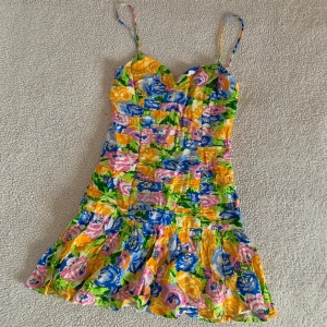 ZARA SOMMARKLÄNNING - Otroligt fin klänning från ZARA. Utan anmärkningar, använd en gång. 🌻 Först till kvarn. Använd gärna ”köp nu” 🌼