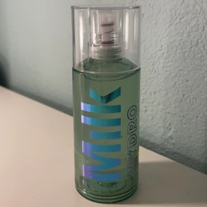 Milk HYDRO grip primer - Säljer min Milk primer då den inte funkade för mig. Den är från Sephora, full size och har använt 6 pumpar Max. Den har inte varit i kontakt med min hud eller andra baciller. Nytt pris 549kr mitt pris 400kr (kan diskuteras) 😊